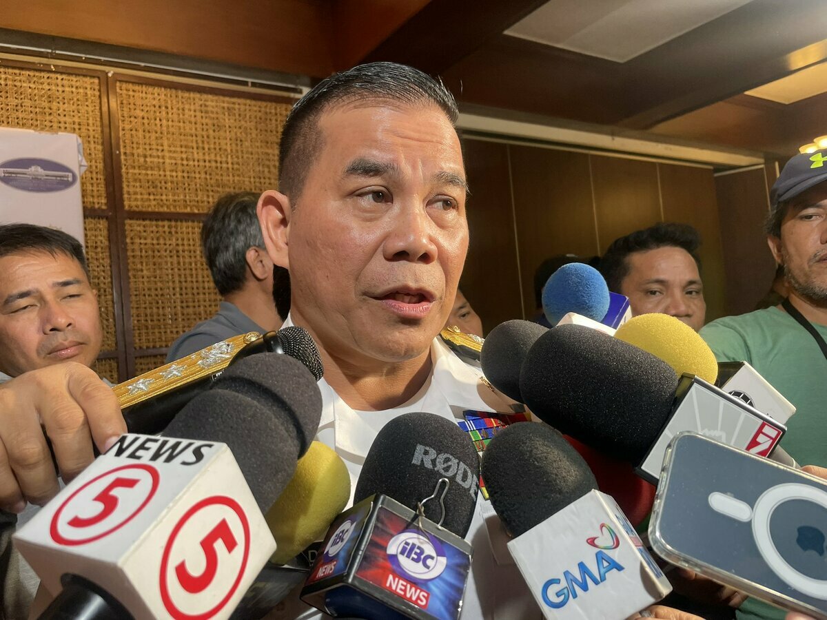 菲律賓海軍發言人特立尼達少將（中）近來因菲中海域爭議受訪，指中國解放軍海軍沒有經過戰爭考驗， 圖：翻攝自菲律賓ANC 24/7臉書