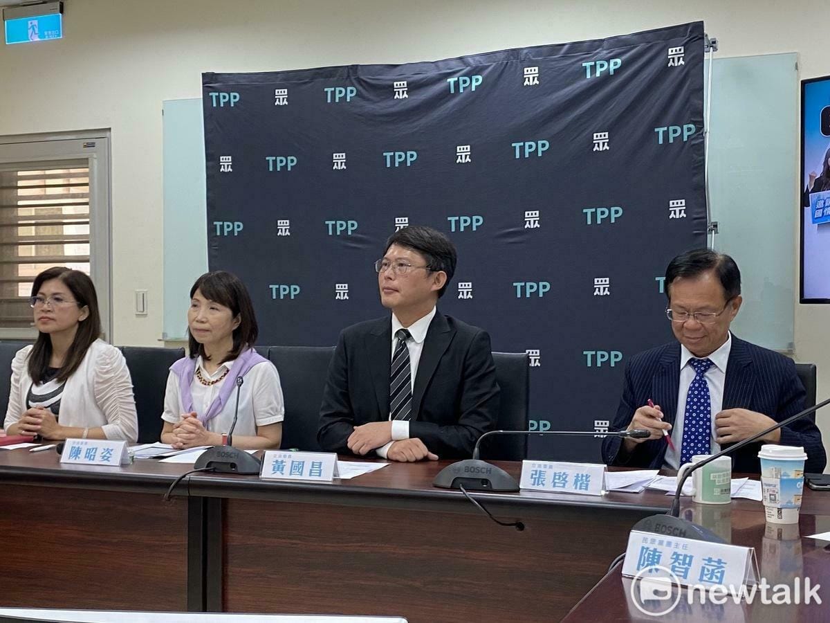 民眾黨團上午召開院會前記者會，黨團總召黃國昌（右2）、立委陳昭姿(左2)、張啓楷（右1）、麥玉珍（左1）出席。 圖：周煊惠 / 攝