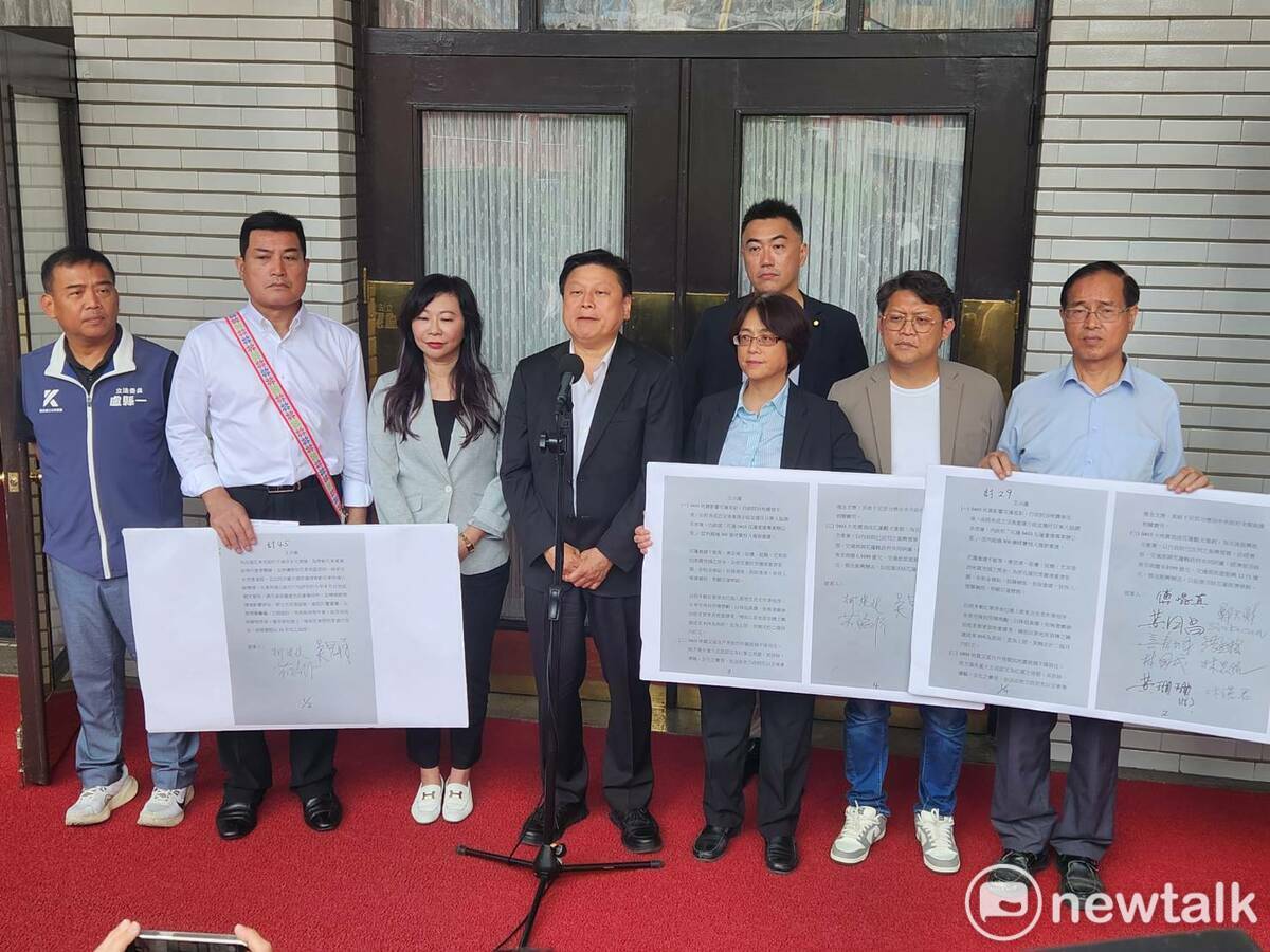 國民黨團總召傅崐萁率黨團立委與民眾黨立委林憶君（圖左三）共同召開記者會，就花東快速公路通過立法院決議，向各方表達感謝。 圖：黃建豪/攝（資料照）