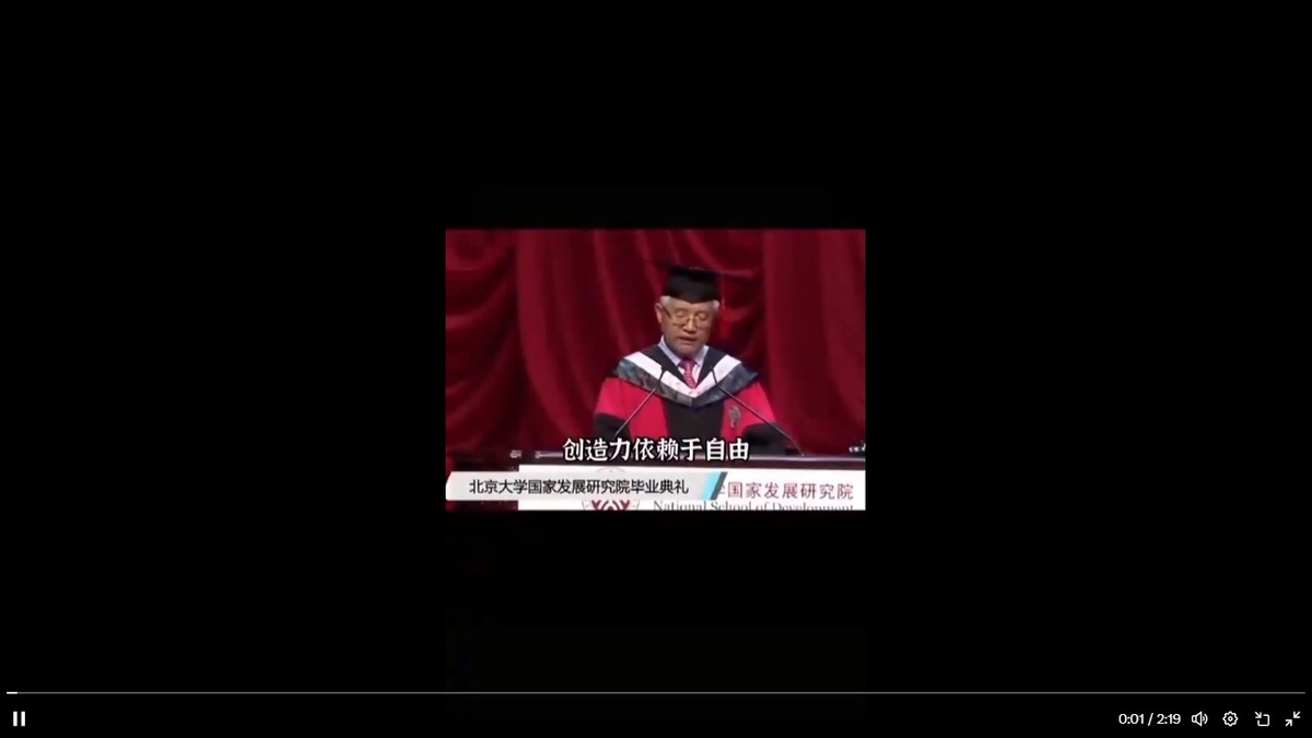 北京大學教授張維迎出席國家發展研究院畢業典禮發表演講時，呼籲所有畢業生都要「追求自由」。 圖：擷取自 @xu96175836 X 分享影片