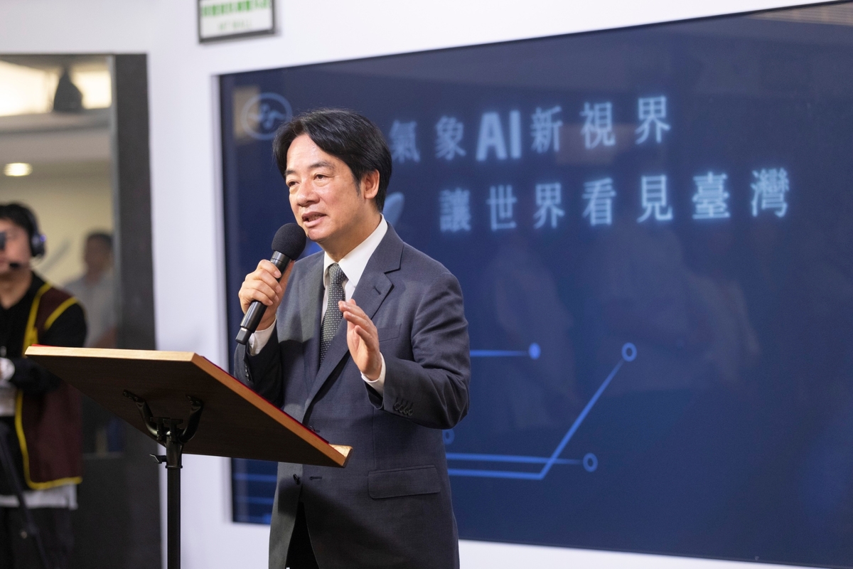 總統賴清德視察中央氣象署。 圖：總統府提供