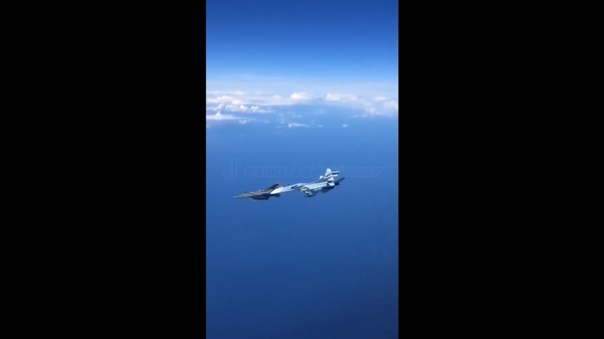 一架護衛俄軍 Tu-22M3 轟炸機的 SU-27 戰機以危險的方式，逼對試圖進行攔截的北約 F-15 戰機。 圖：擷取自 @SuTNkwfrFkMhHsG  X 分享影片