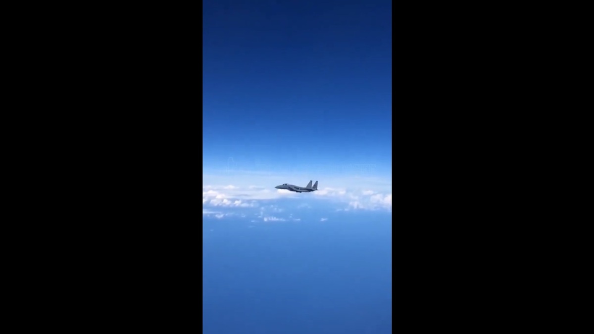沒想到在逼走一架 F-15 後，又出現另一架 F-15 逐漸靠近 Tu-22M3 。 圖：擷取自 @SuTNkwfrFkMhHsG  X 分享影片