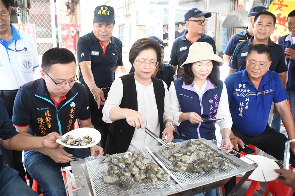 「王功漁火節」與貢寮、墾丁音樂祭齊名，有「北貢寮、中王功、南墾丁」之稱，是中台灣規模最大的海洋音樂會。今年的王功漁火節於13日和14日舉行，活動包括音樂表演、煙火秀、祈福嘉年華以及千人烤蚵，吸引了大量人潮。 圖：彰化縣政府全球資訊網／提供