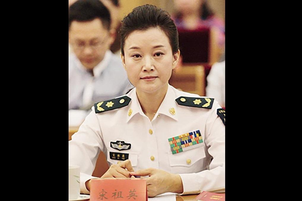 中國女高音歌手、國家一級演員兼前解放軍海軍政治工作部文工團團長宋祖英驚傳涉嫌挪用公款，遭到中紀委與軍方檢察部門聯合調查。 圖：翻攝自 @longlong1976 X 帳號