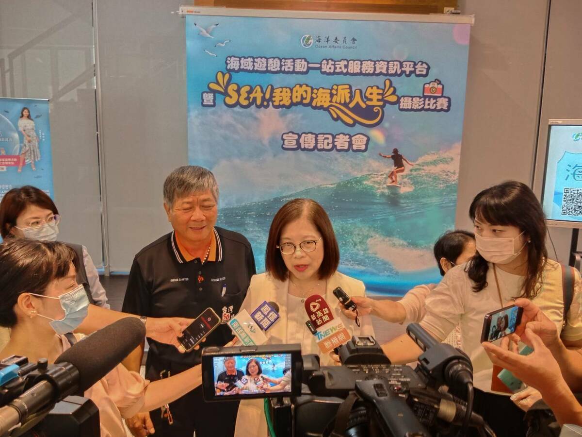 管碧玲(中)表示將升級海域遊憩安全。 圖：孫家銘攝