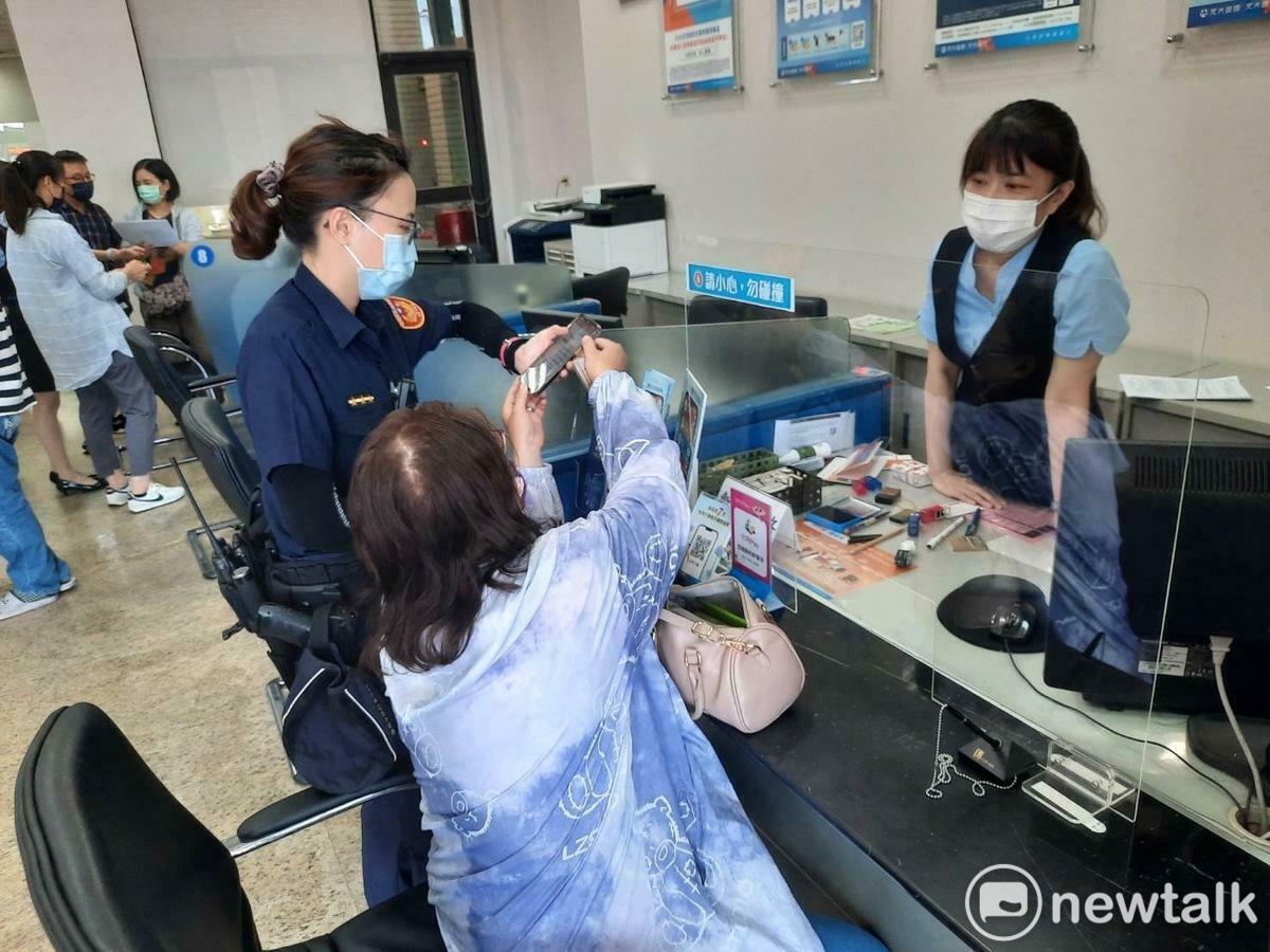 台南市2022年成立「打詐台南隊」，並成功阻止近萬件詐騙案，攔阻總金額達數十億元。加上警察局也不斷宣導反詐騙，讓民眾有感，以0.46的好感度拿到六都第一名。 圖：台南市政府提供（資料照片）