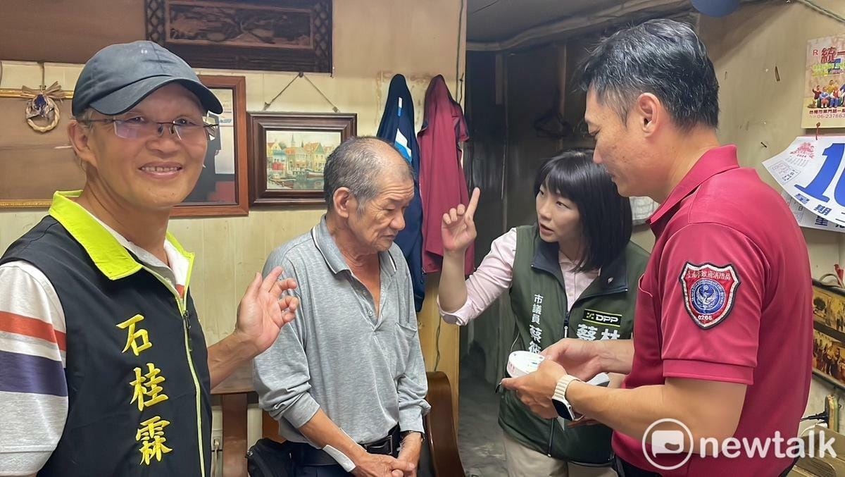 台南市議員蔡筱薇、東區圍下里長石桂霖偕同臺南市政府消防局第七大隊東門消防分隊，於今日前進地方社區，針對鐵路周遭旁的獨居長者進行防火防災安全宣導，同時鼓勵民眾裝設住宅用火災警報器，減少生命財產的損失。 圖：蔡筱薇服務處/提供
