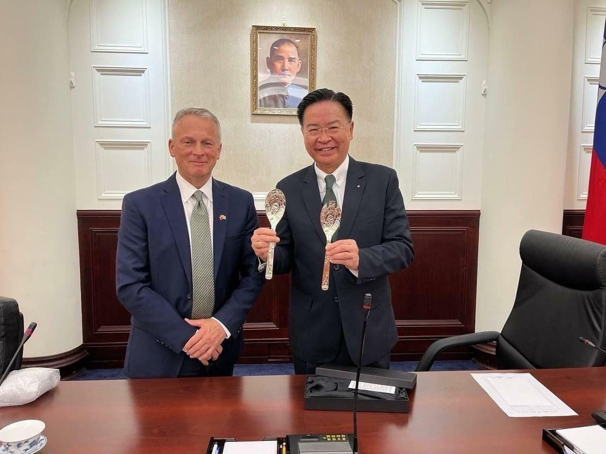 國安會秘書長吳釗燮(右)會見加拿大參議院訪團。 圖：國安會/提供