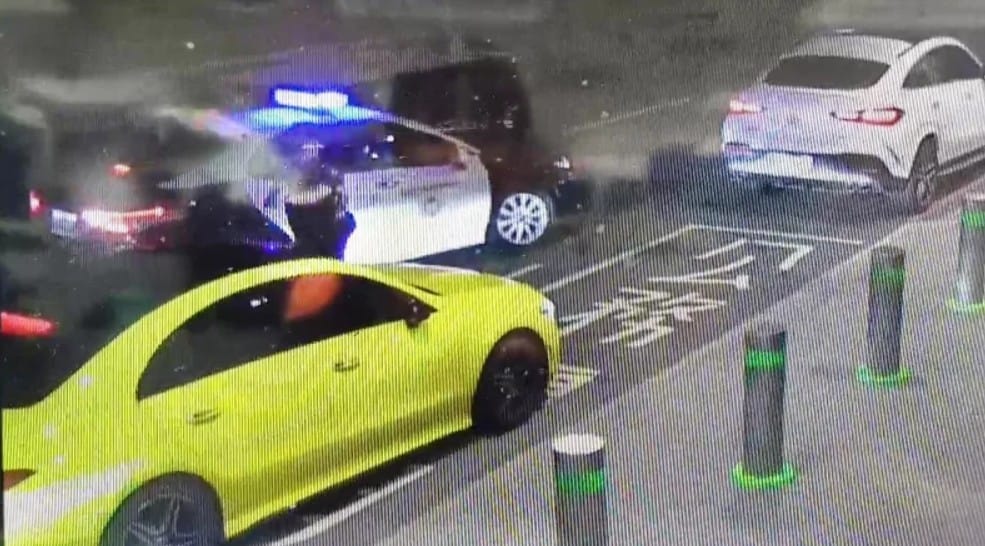 航警局16日晚間盤查違停車輛，一輛賓士車駕駛疑似毒駕，該車駕駛拒檢逃逸，還加速衝撞警員。 圖：航警局提供