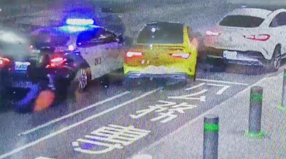 航警局16日晚間盤查違停車輛，一輛賓士車駕駛疑似毒駕，該車駕駛拒檢逃逸，還加速衝撞警員。 圖：航警局提供