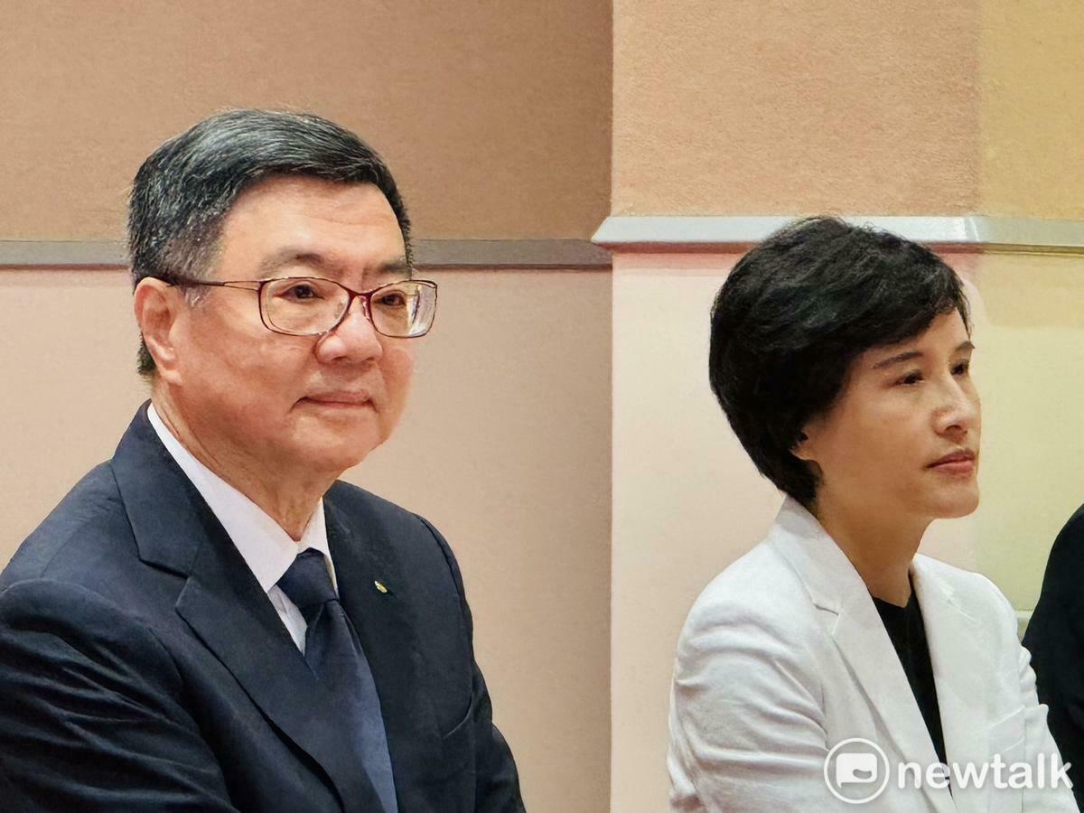 行政院長卓榮泰（左）與副院長鄭麗君（右）今（17）天上午和媒體茶敘。 圖：謝莉慧/攝