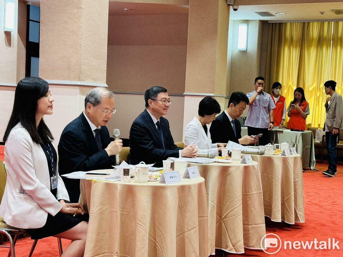 行政院長卓榮泰（中）率副院長鄭麗君（左四）、秘書長龔明鑫（左二）、發言人陳世凱（左五）以及副發言人謝子涵（左一）一同出席媒體茶敘。 圖：謝莉慧/攝