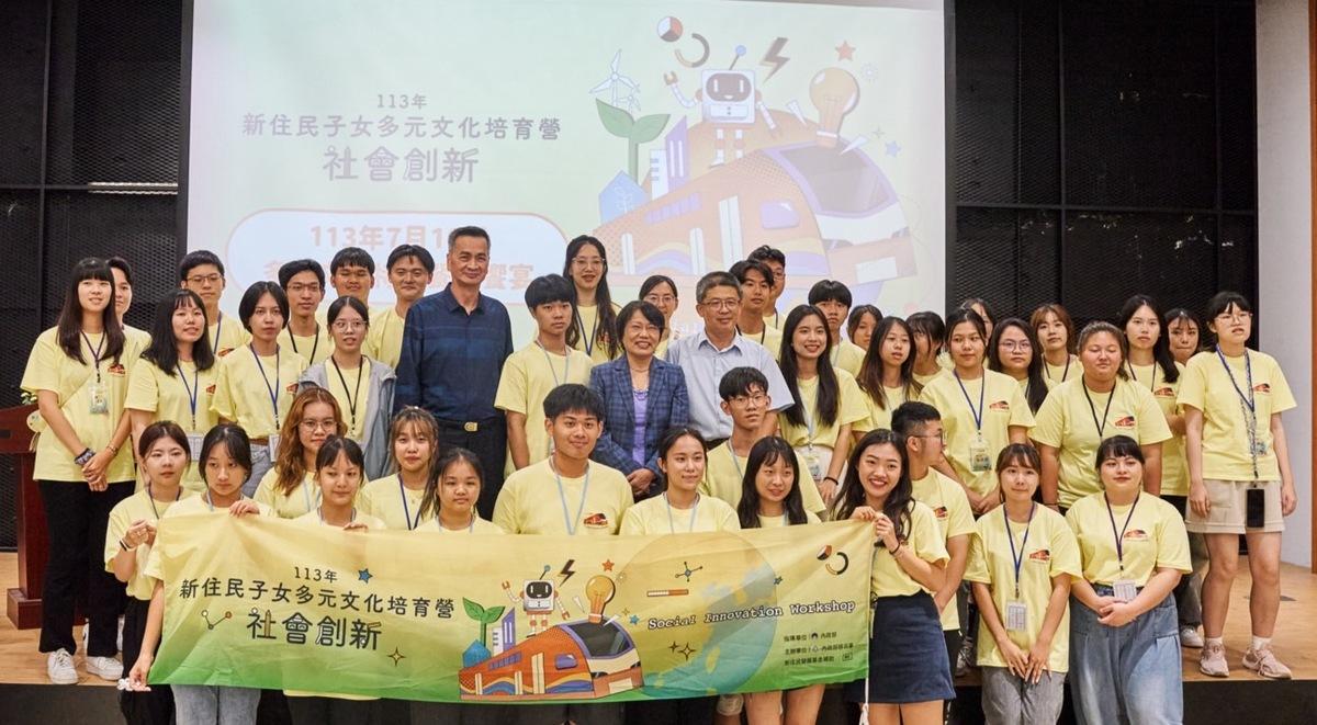 內政部移民署昨晚舉辦「新住民子女多元文化培育營」，內政部長劉世芳親自到場與學員共進晚餐、傾聽學員交流心得。 圖：移民署提供