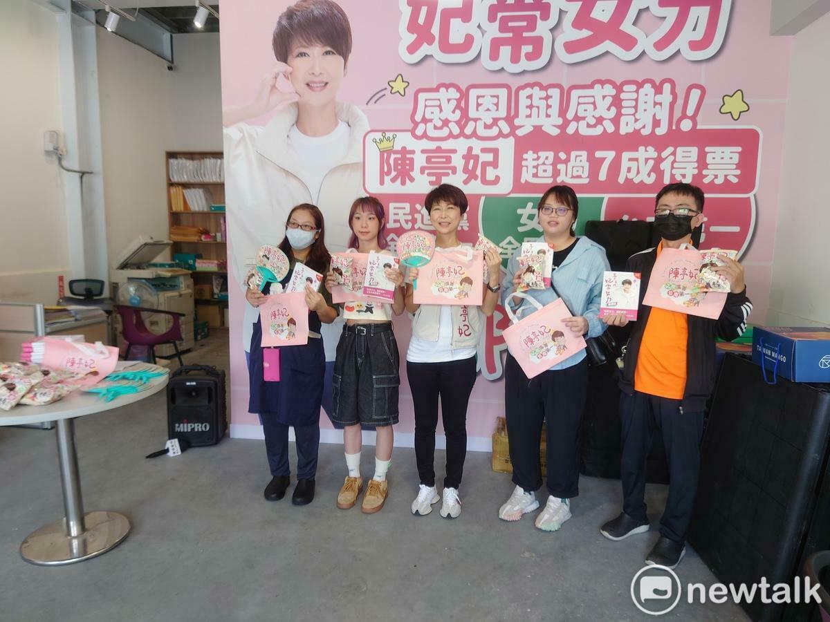 陳亭妃在立法院會期結束之後立即趕回台南，於服務處親自頒發獎金1萬元給冠軍得主，同時贈送台南當季農特產品芒果禮盒給所有參賽者，除了親自表達感謝之意，也順道推廣台南農產品。 圖：黃博郎／攝
