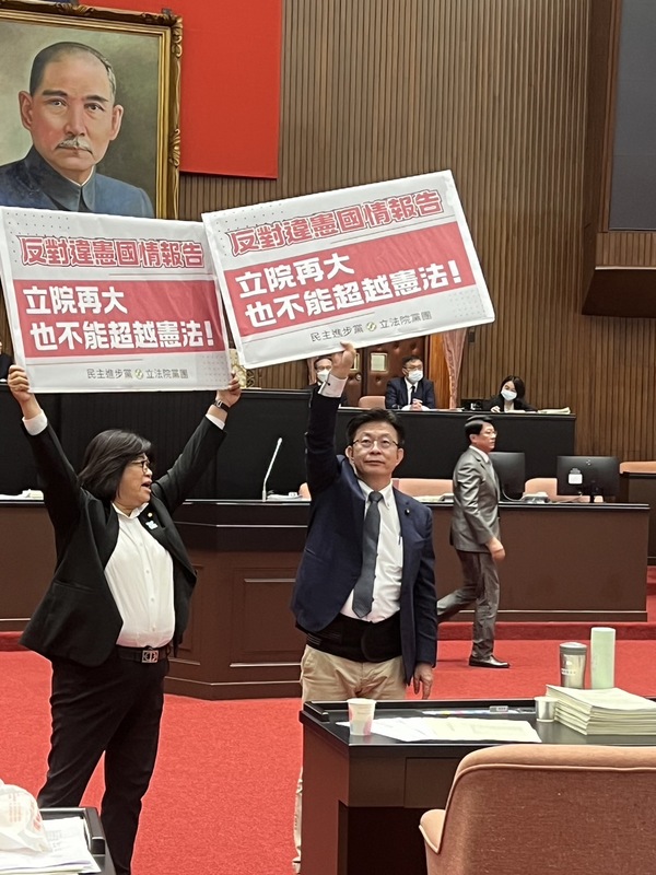 民進黨立委郭國文（右）痛批藍白所提國情報告違憲。 圖：翻攝自郭國文臉書