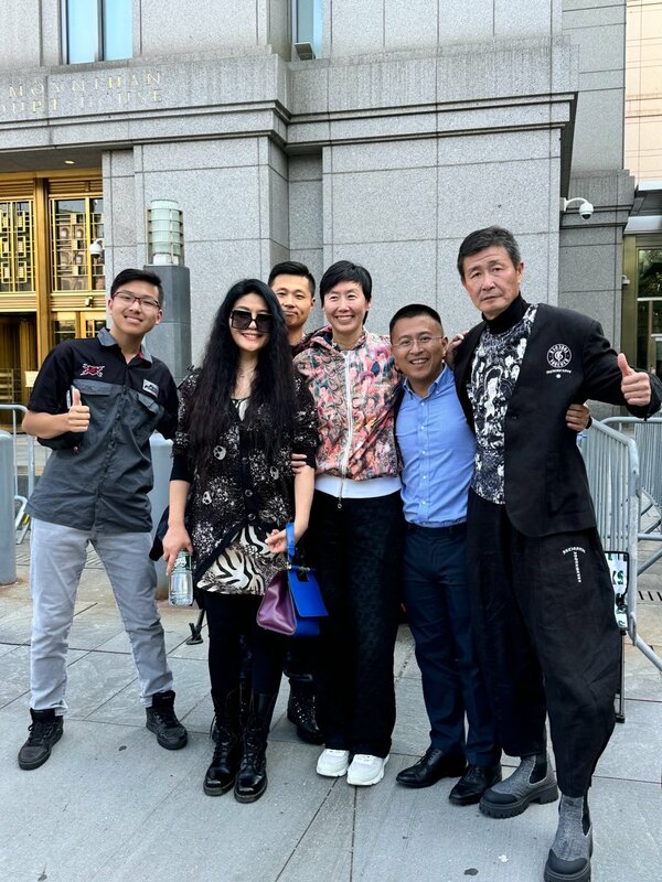 中國富商郭文貴詐騙客戶金額超過 10 億美元，紐約聯邦法院判決多項罪名成立。圖為郭文貴的支持者合照。 圖：翻攝自淘喵先生 X（前推特）帳號