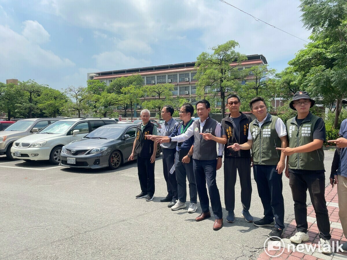 大台南觀光城旁，金鑾宮與玉勅弘安宮間的國有土地，原開放給當地民眾停車使用，但因缺乏管理，造成不少車輛長期佔用與環境髒亂，影響周邊居民停車權益。林俊憲與相關單位會勘後決議未來將設置收費停車場，一舉解決地方停車管理問題。 圖：林俊憲服務處提供