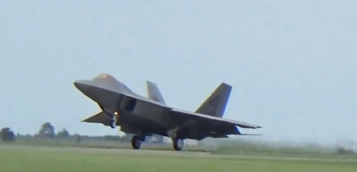 進行完一連串複雜動作後，F22 猛禽返回機場降落跑道。 圖：翻攝自德潤傳媒 X（前推特）帳號