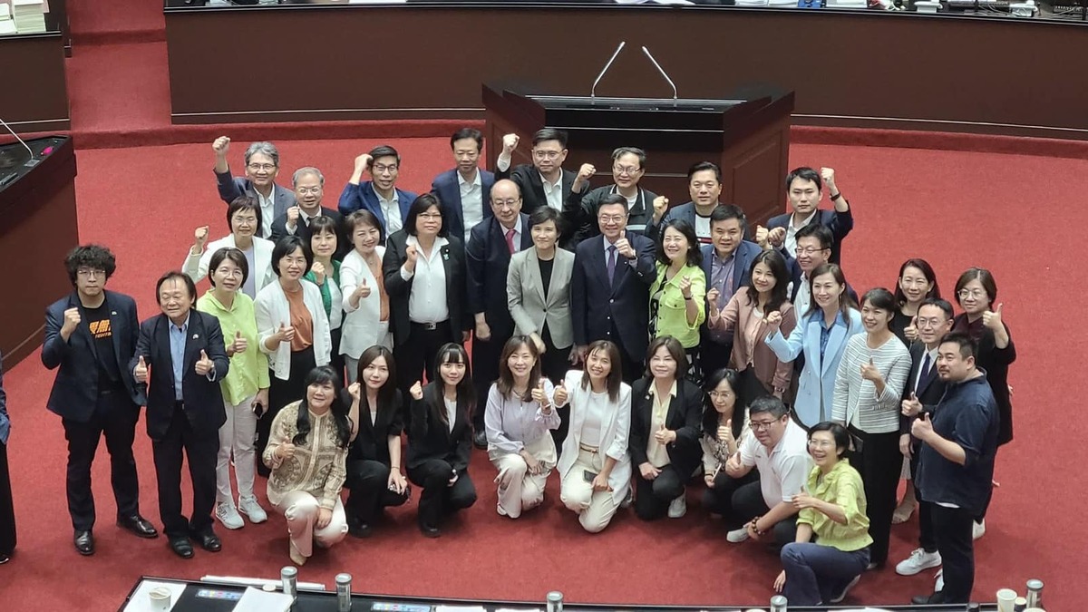 立法院民進黨團堅持民生優先的精神，成功通過30項民生法案。 圖：翻攝自范雲臉書