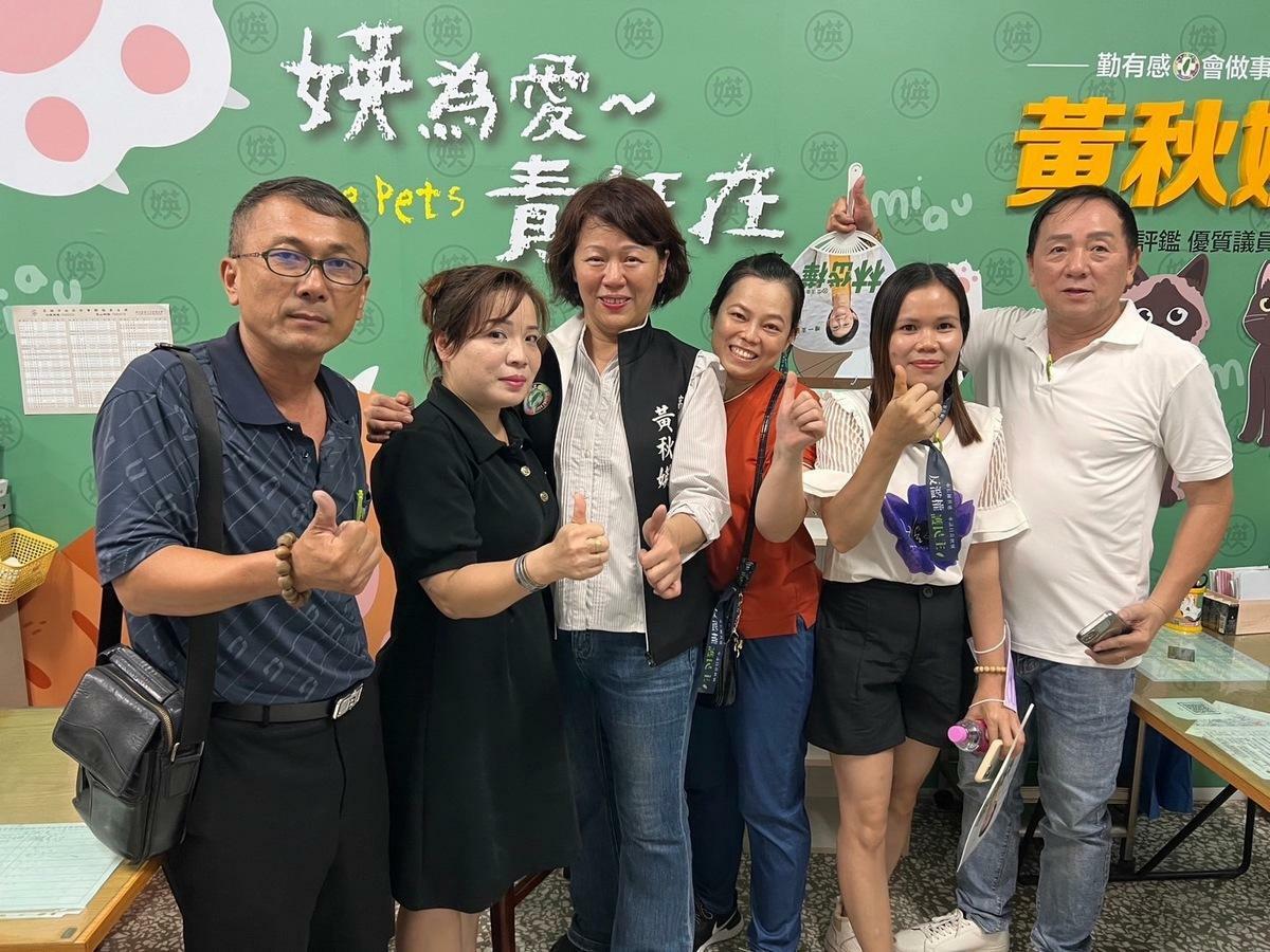 黃秋媖(左三)與到場聽「反濫權護民主」宣講的新住民家庭。 圖：黃秋媖服務處/提供