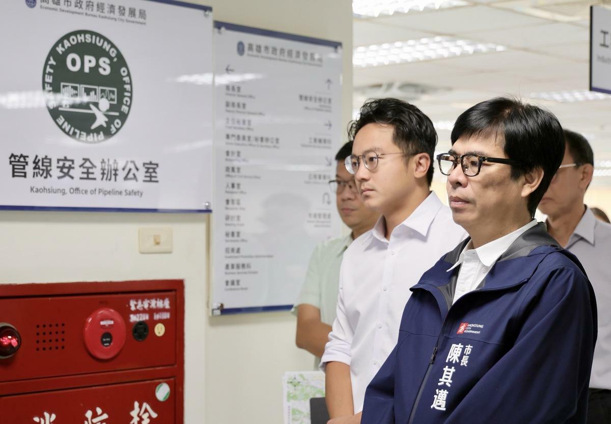陳其邁(右)視察管線安全辦公室。 圖：高雄市經發局/提供