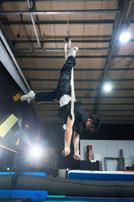這次文廷決定要在小巨蛋舞台上呈現更高難度的高空皮條特技。 圖：翻攝自Sony Music Taiwan - CPOP 台灣索尼音樂臉書