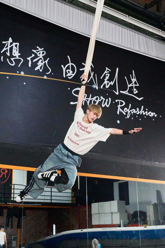 沒有武術基礎的子翔，首次挑戰高空皮條。 圖：翻攝自Sony Music Taiwan - CPOP 台灣索尼音樂臉書