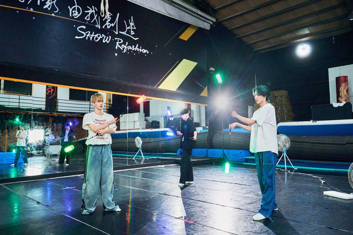 POI源自於嘉年華表演的火舞概念，因應演出場館的安全考量，改以燈光效果呈現。 圖：翻攝自Sony Music Taiwan - CPOP 台灣索尼音樂臉書