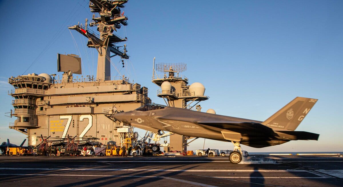美軍F-35C戰機。圖為降落林肯號航空母艦。 圖：翻攝「X」@USPacificFleet(資料照片)