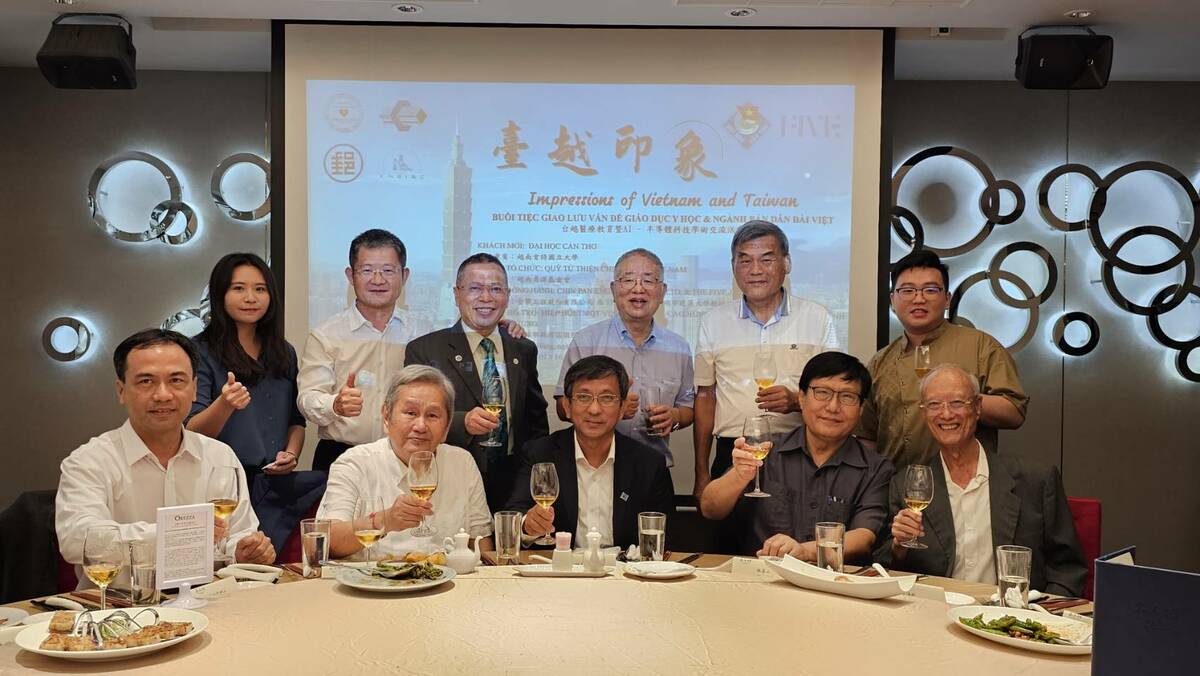 冼文舉(前排左二)安排陳忠靜(前排中)與高雄教育界、科技企業交流。 圖：孫家銘攝