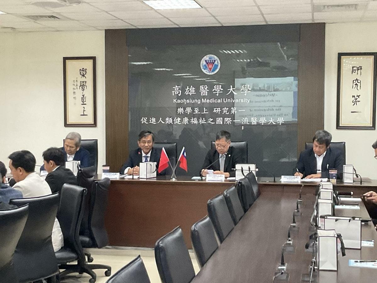 肯特大學一行參訪高雄醫學大學。 圖：越南勇源教育發展基金會/提供