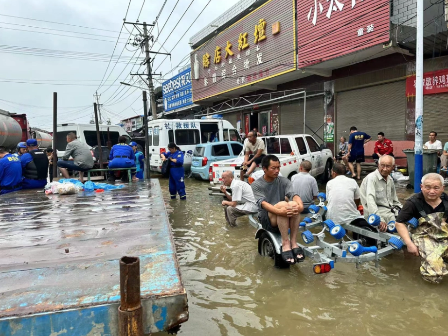 河南南樣市社旗縣李店鎮青台村嚴重淹水。圖為救難隊。 圖：翻攝自頂端新聞