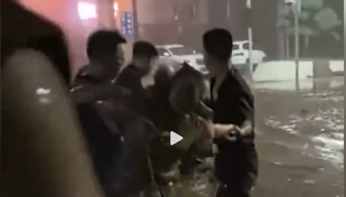 陜西寶雞發生暴雨，有市民掉入水中變成泥人。 圖：翻攝自椒點新聞