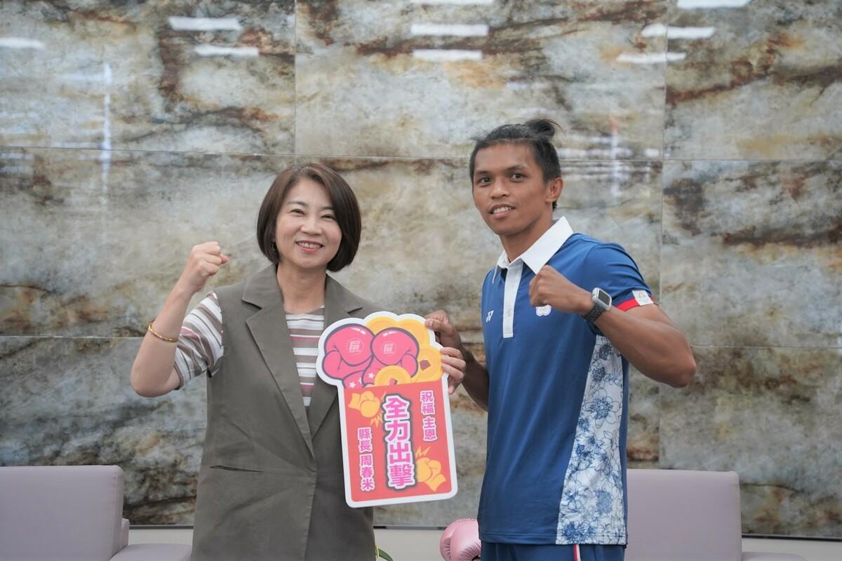 周春米(左)祝福賴主恩(右)在奧運殿堂讓全世界看見台灣。 圖：屏東縣政府/提供