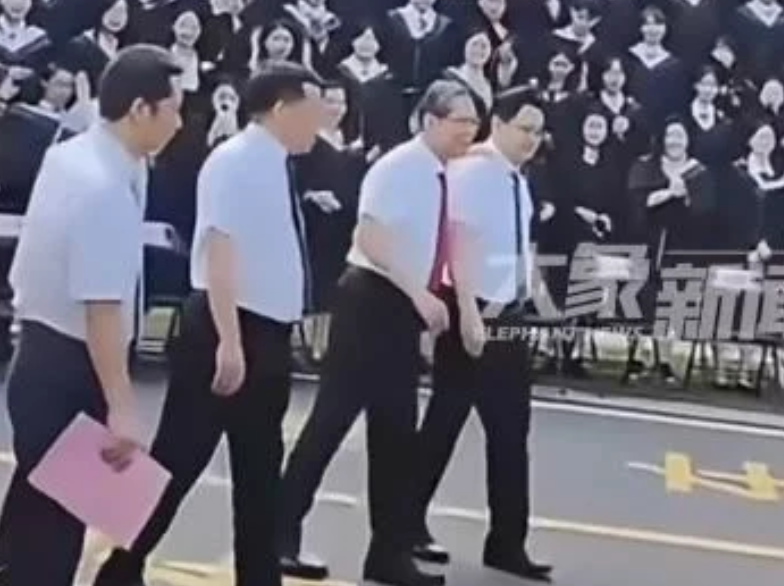 上個月鍾南山出席廣州醫科大學畢業典禮暨學位授予儀式時，曾表示自己有嚴重痛風，所以行動上有些許困難。 圖:翻攝自大象新聞