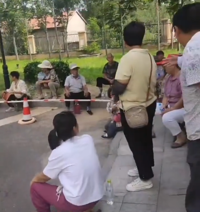 山東省淄博彭家村多位村民反映，當地政府在他們不知情不同意的情況下，私自將 3000 多萬人民幣徵地補償款用於理財。圖為抗議村民。 圖：翻攝自李老師不是你老師 X（前推特）帳號
