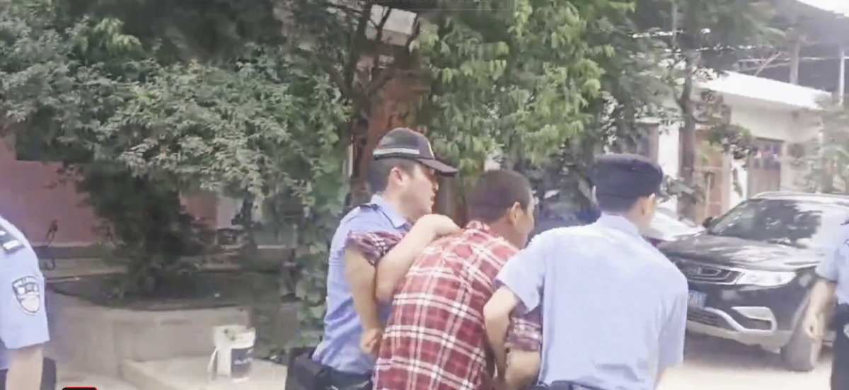 陝西省西安臨潼區徐楊鄉屯劉村董家組當地政府，因一條高速鐵路的建設，徵用了村莊但拒絕安置村民。圖為被警察逮捕的抗議村民。 圖：翻攝自昨天 X（前推特）帳號