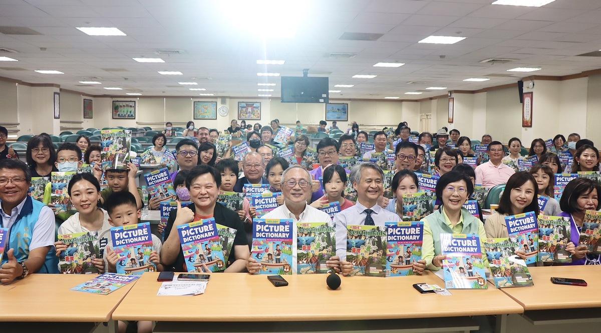 民間集資贈高雄小一新生英文圖解字典。 圖：高雄市教育局/提供