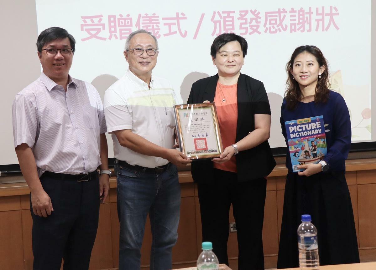 劉靜文(右二)頒發李宗銘(左二)感謝狀。 圖：高雄市教育局/提供