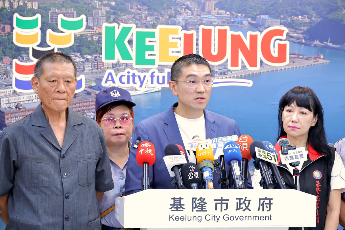 基隆市長謝國樑（右二）上任以來施政飽受批評，傳出他要使出奧步，沒收罷免。 圖：翻攝自基隆市政府官網