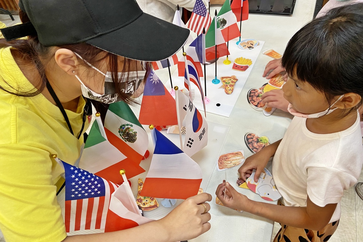 弘光科大餐旅系學生帶小朋友玩國家美食對對碰。 圖：弘光科大/提供