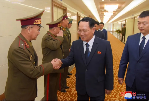 北韓金日成軍事綜合大學校長金琴哲(中)7月8日率團訪問俄羅斯，圖為他在平壤機場和前來送行的將領握手。 圖 : 翻攝自朝中社