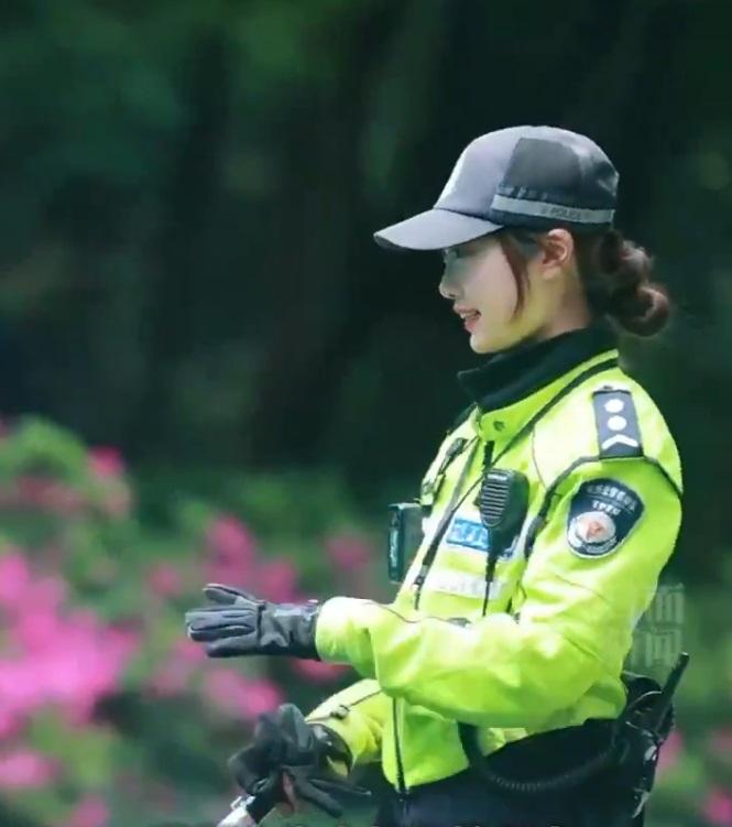 中國交通女警李語蔚，因甜美外貌而成為網路紅人。 圖：翻攝自封面新聞