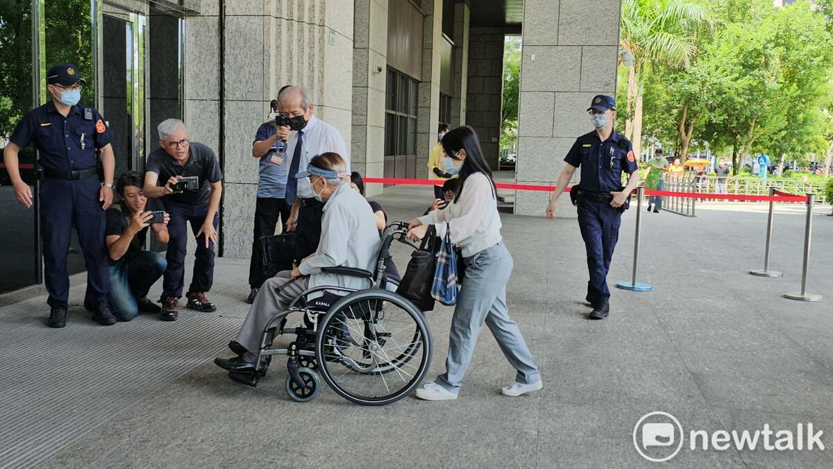 高齡90歲的楊兆麟現身桃園法院開庭。 圖：林昀真/攝