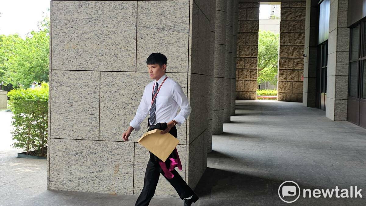 偵辦檢察官陳嘉義於1時53分到達地院準備2時開庭。 圖：林昀真/攝（資料照）