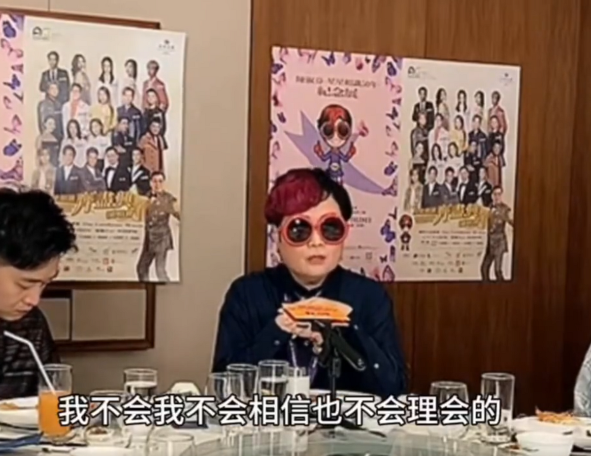 張國榮生前經紀人陳淑芬直播回應此事。 圖：翻攝自新浪娛樂微博