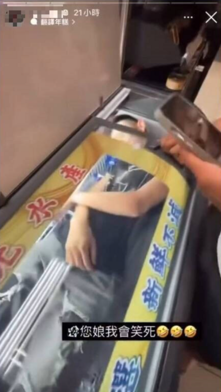 近日在高雄有一群屁孩到萊爾富「杉林大愛店」光顧，其中一名年輕人鑽進店家冰櫃躺下，一旁的朋友訕笑錄下全程。 圖：翻攝自Threads