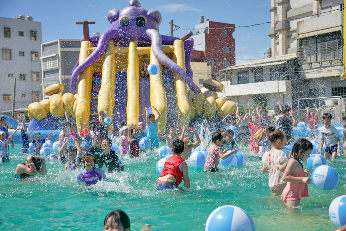 氣墊水樂園今年首度延長至晚上8點。 圖：高雄市觀光局/提供