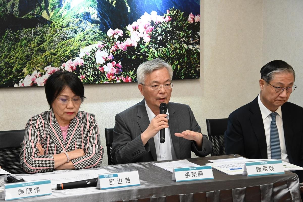 今（113）年萬安47號演習將在7月22日至25日採分區方式舉行，警政署今（18）日在內政部部務會報提報整備狀況。圖為警政署長張榮興（中）出席會後記者會。 圖：內政部提供